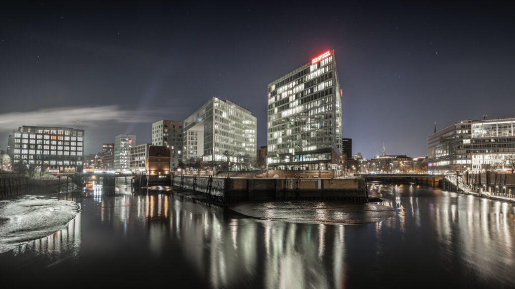 Spiegel Verlagshaus von der Oberhafenbrücke geshen