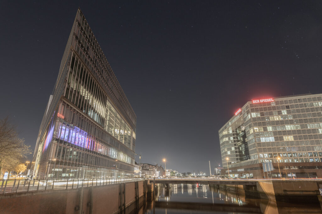 Wandrahmsteg bit Blick auf Oberbaumbrücke
