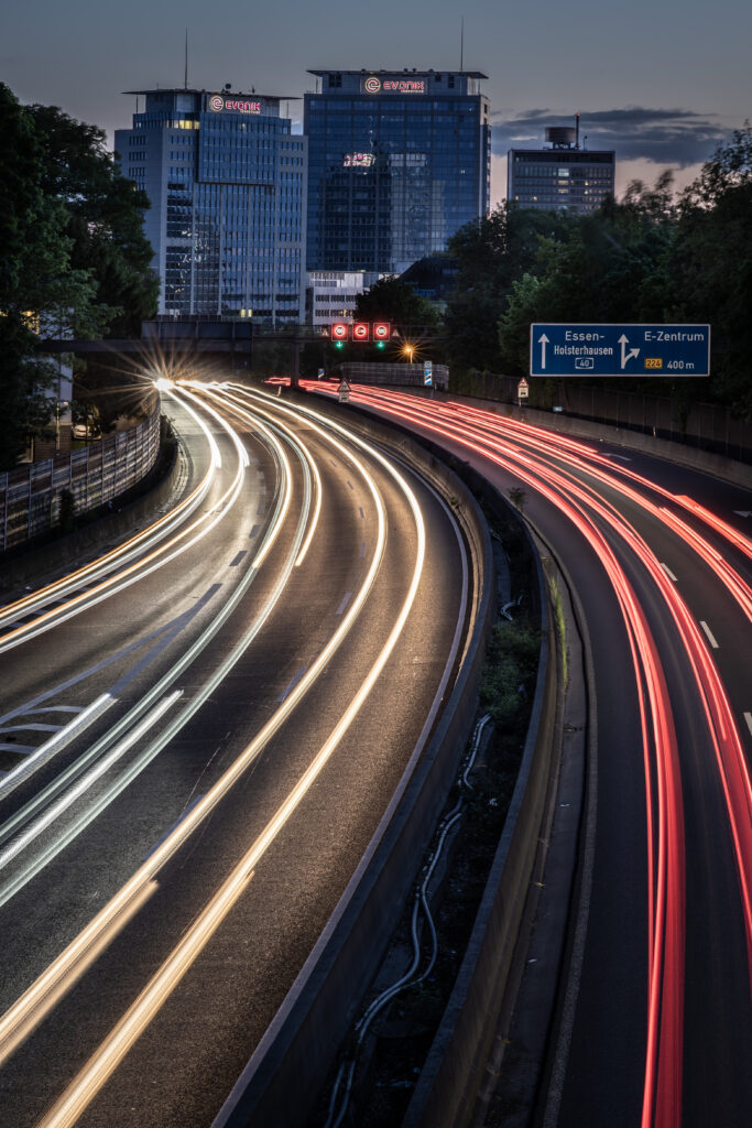 auf der Fußgängerbrücke über der A40. Lichtspuren als Linienführung