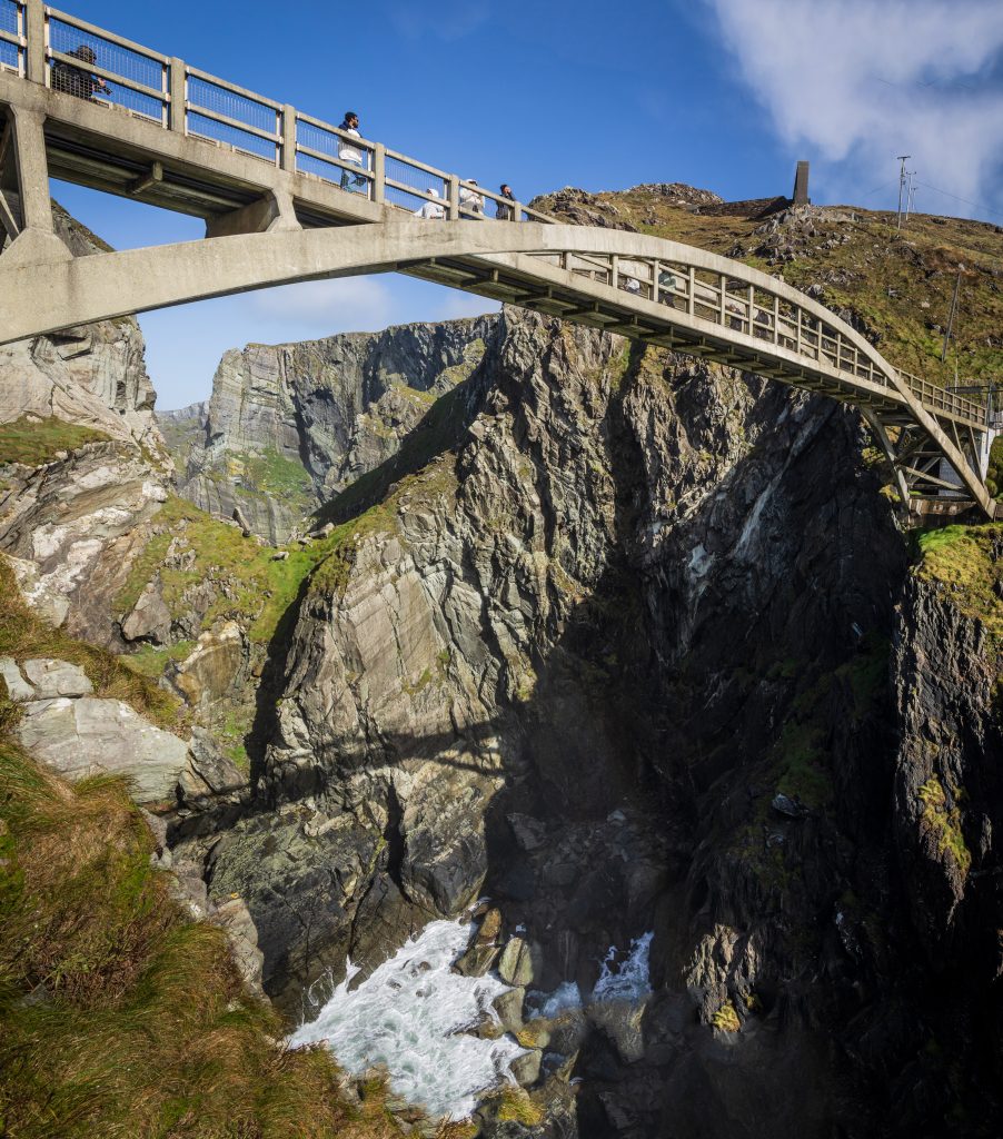 Etwas unterhalb der Brücke gibt es eine Besucherplattform.