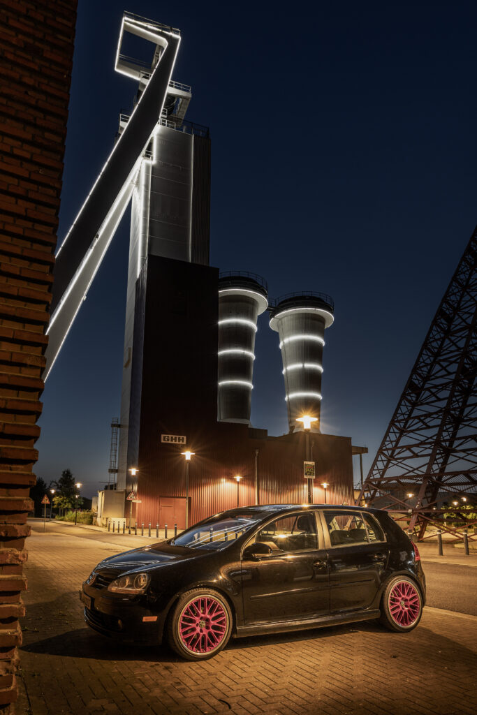 Auto vor Turm